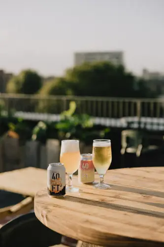 Bebidas num terraço na cobertura em Dalston