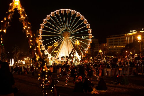 Imagem de stock de mercado de Natal à noite com roda gigante em Lisboa