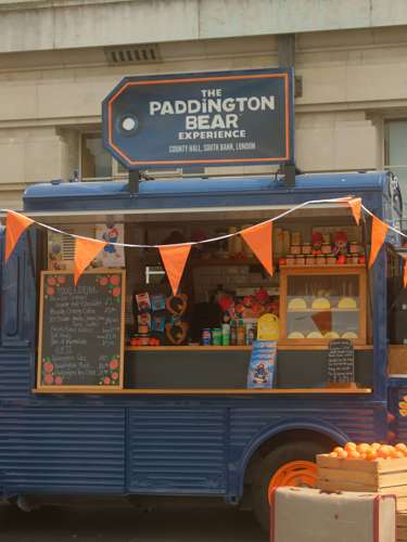 Uma food truck decorada com a Paddington Bear Experience em Londres