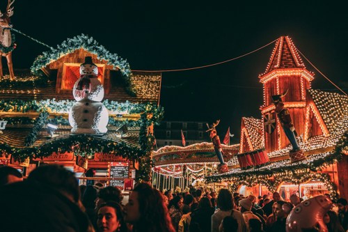 Barracas iluminadas nos mercados de Natal de Birmingham