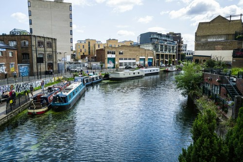 Regent's Canal em Londres, Paddington, visto de uma ponte