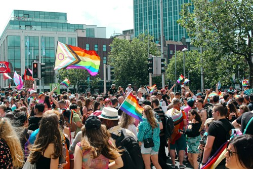 Um grupo de pessoas reunido para a Celebração do Pride
