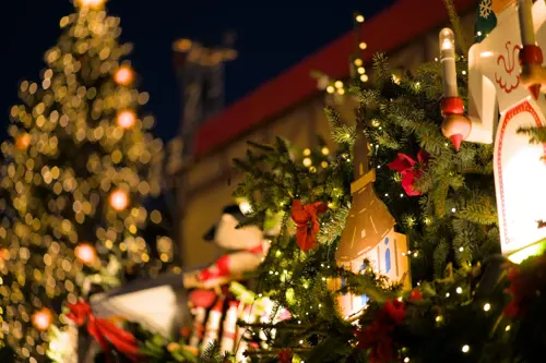 Decorações de Natal penduradas numa árvore no mercado de Natal de Dresden