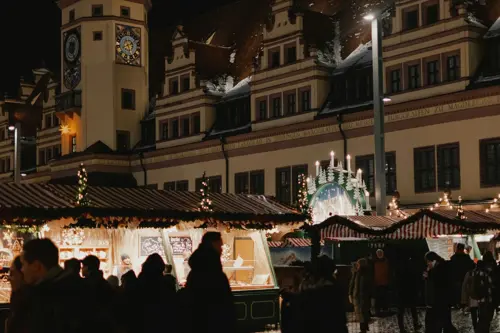 Bancas do Mercado de Natal de Leipzig à Noite