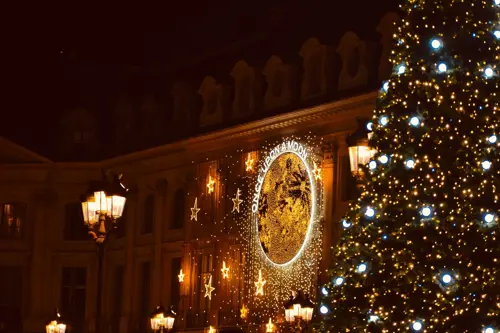Luzes de Natal festivas num pátio em Paris