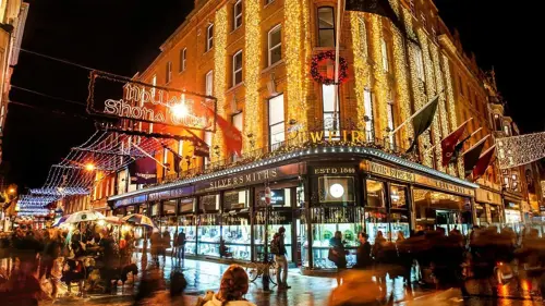 Grafton Street numa Noite Concorrida de Compras de Natal