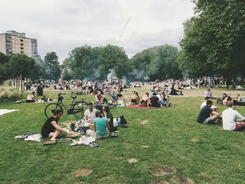 Um grupo de pessoas a desfrutar do verão num parque de Londres