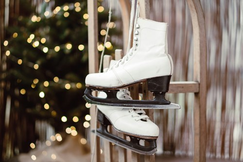 Patins de gelo pendurados na parede