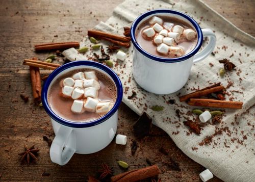 Imagem de stock de chocolates quentes com marshmallows
