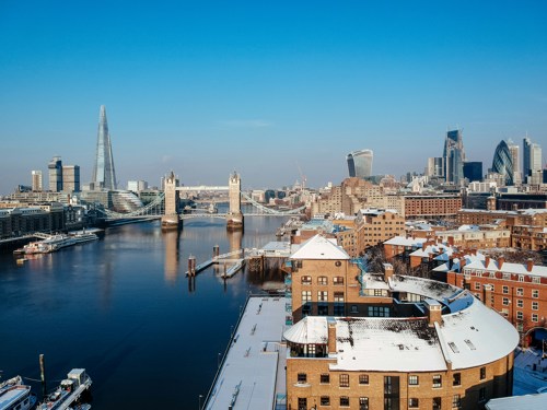 Dia soalheiro em Londres com neve, vista da ponte e do rio