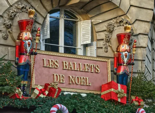 Quebra-nozes de cada lado de um letreiro "les ballets de Noel"