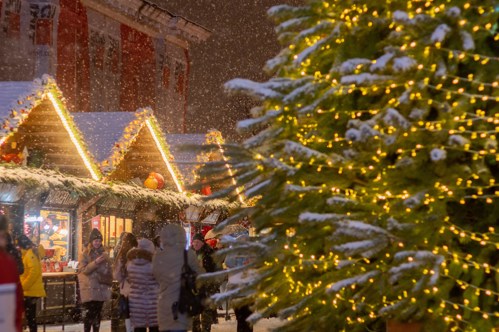 Mercados de Natal com neve e árvore de Natal