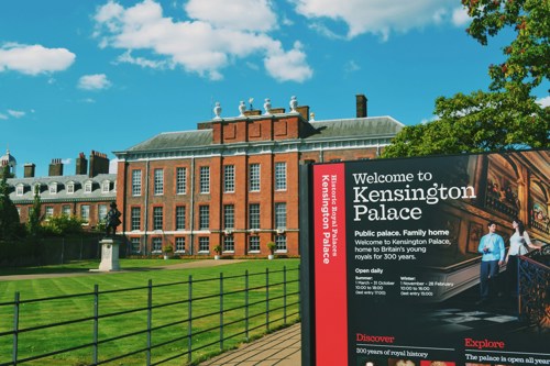 O exterior do Kensington Palace sob céu azul