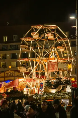 A roda gigante no Mercado de Natal de Dresden