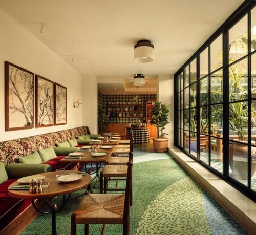 Lugares interiores no Oscar's junto ao pátio