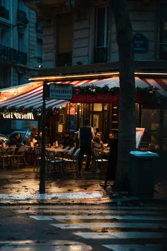 Um empregado de mesa faz um pedido perto dos Champs-Élysées em Paris